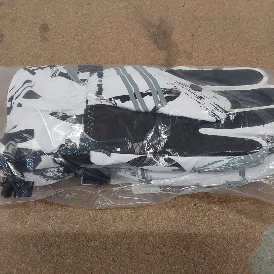 BOX OF APPROXIMATELY 17X BRAND NEW FAIRYEON DARTHVADER SKI/SNOWBOARD WINTER GLOVES - SIZE LARGE (1 BOX)