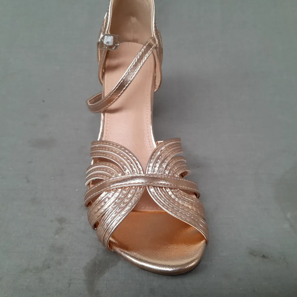 BOXED PAIR OF DESIGNER OPEN TOE HEELED SANDALS IN METALLIC POLISHED COPPER COLOUR EU SIZE 36