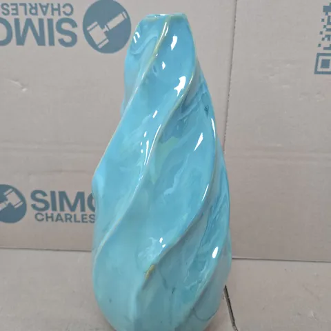 BOX OF APPROXIMATELY 8 GISELA GRAHAM LONDON STONEWARE VASE - DECORATIVE SEAFOAM WAVE 