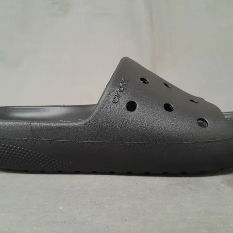 PAIR OF CROCS CLASSIC SLIDE V2 FOOTBED SLIDERS IN BLACK UK SIZE M5/W6