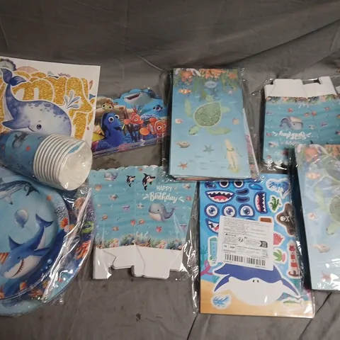 LOT OF 8 ASSORTED PARTY ITEMS TO INCLUDE PLATES, CUPS AND BOXES