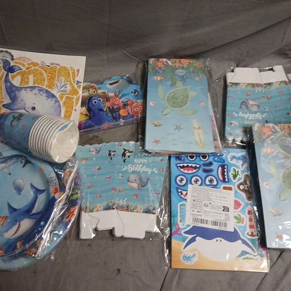 LOT OF 8 ASSORTED PARTY ITEMS TO INCLUDE PLATES, CUPS AND BOXES