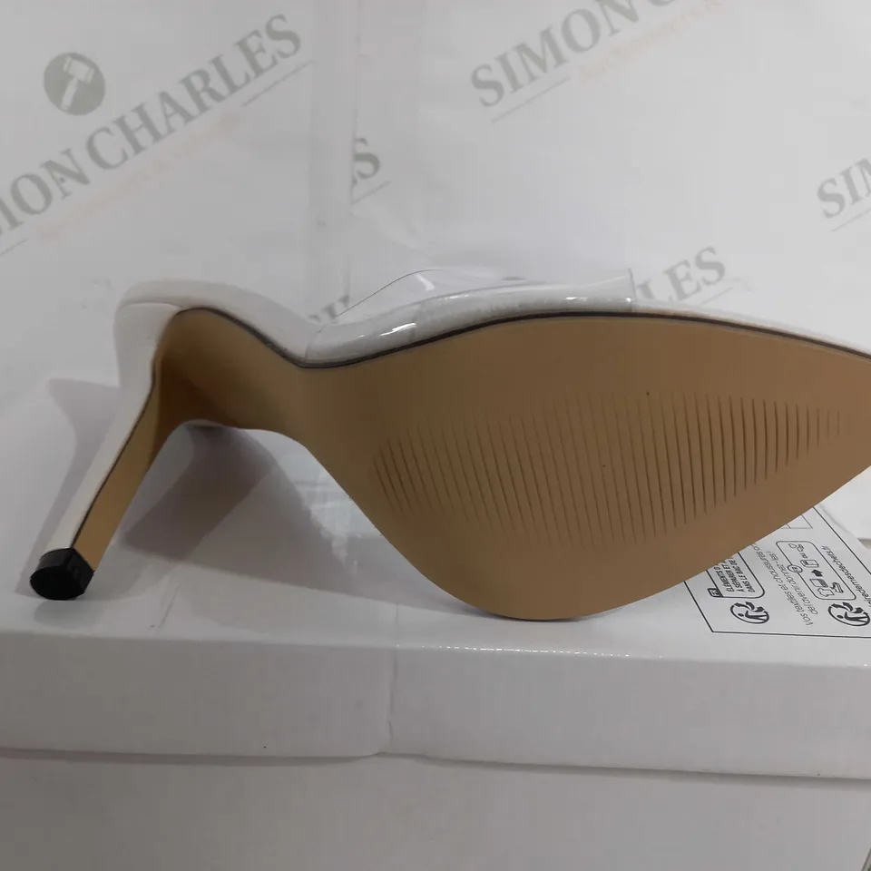 BOXED PAIR OF DESIGNER OPEN TOE STILETTO HEELED SHOES IN WHITE - EU 40