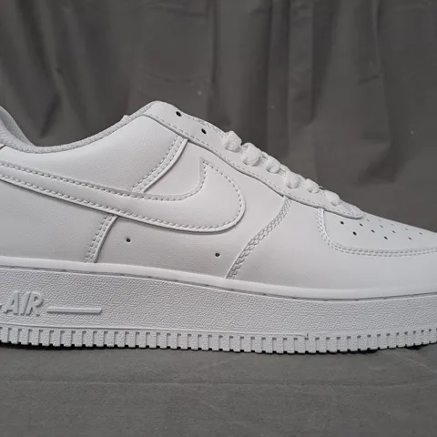 PAIR OF NIKE AIR FORCE 1 '07 SHOES IN WHITE UK SIZE 7.5