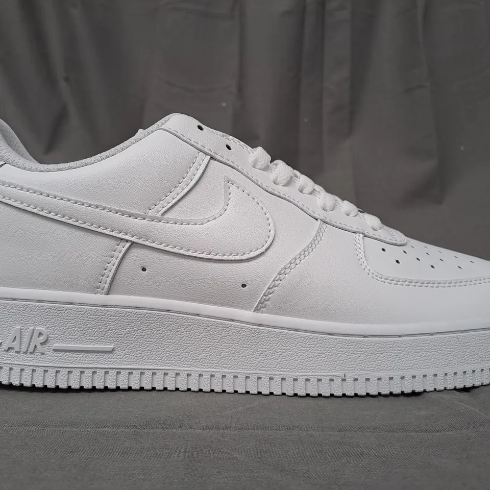 PAIR OF NIKE AIR FORCE 1 '07 SHOES IN WHITE UK SIZE 7.5