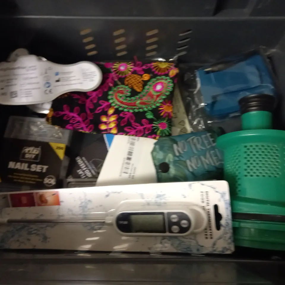 LOT OF ASSORTED HOUSEHOLD ITEMS TO INCLUDE FIRE 7 TABLET CASE, SWITCHED POLISH BRASS SOCKET AND DIGITAL SCALES