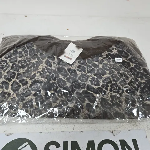 LARGE QUANTITY OF WOMENS TAMSY CLOTHING 