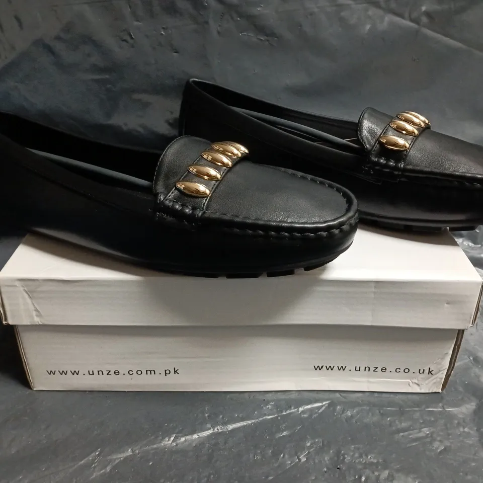 BOXED PAIR OF UNZE SHOES IN BLACK SIZE UK 6