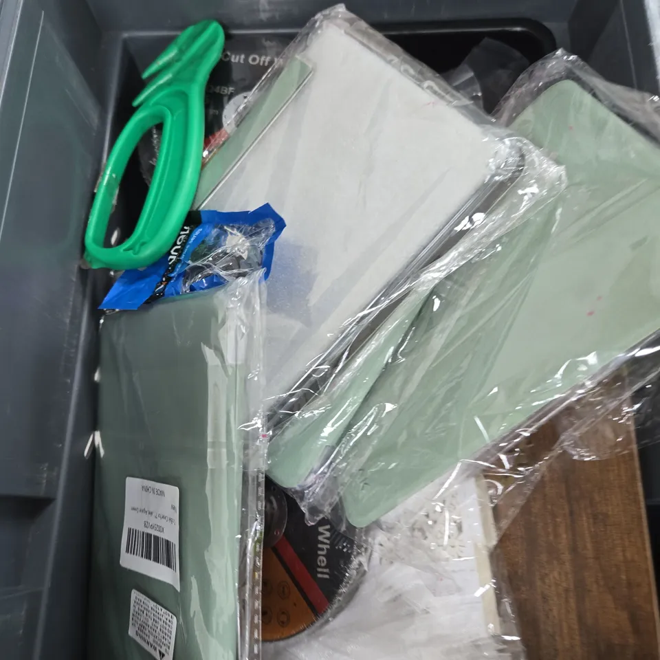 APPROXIMATELY 10 ASSORTED HOUSEHOLD PRODUCTS TO INCLUDE DRINKS CONTAINER, PLANNER, CARPET GRIPS ETC