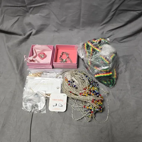 APPROXIMATELY 15 ASSORTED JEWELLERY ITEMS TO INCLUDE - NECKLACE, RING, EARRINGS ETC