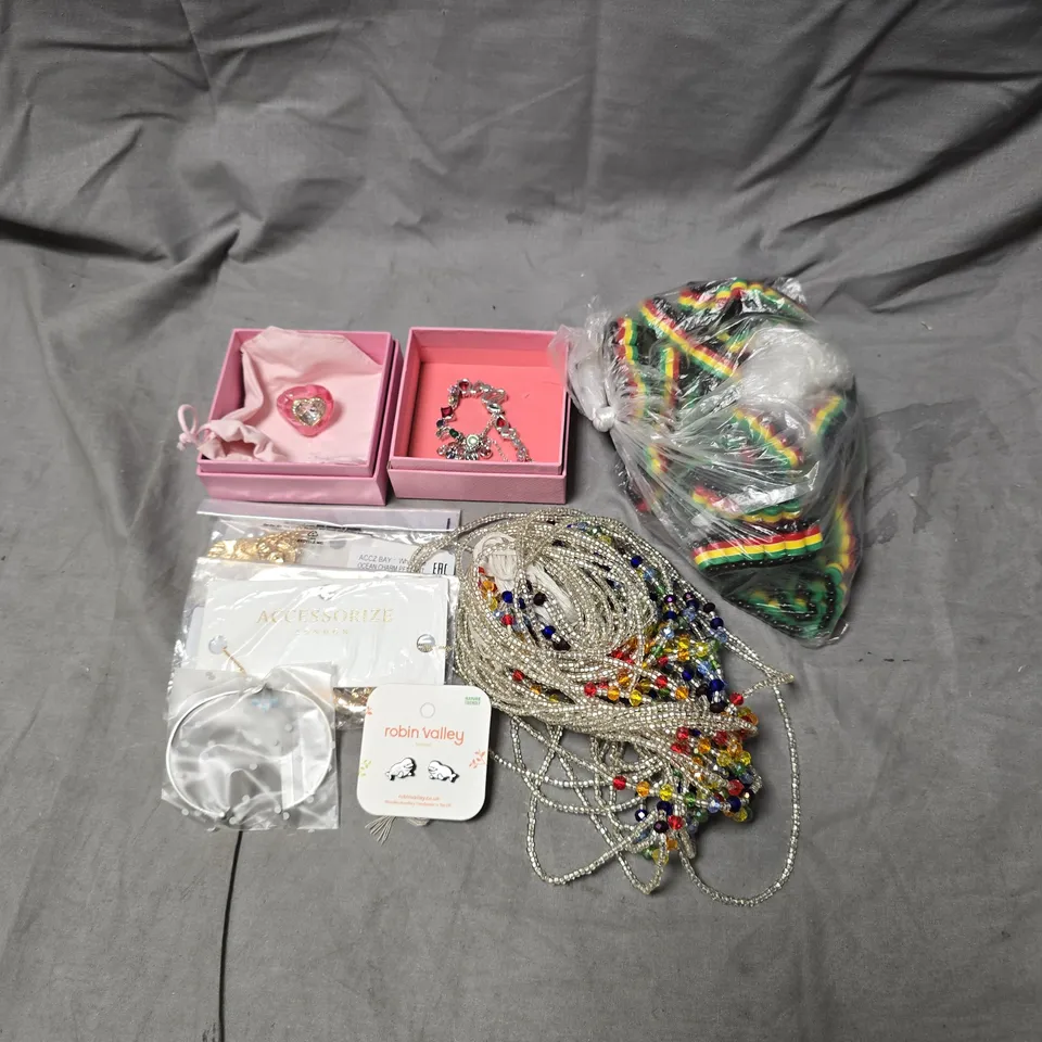 APPROXIMATELY 15 ASSORTED JEWELLERY ITEMS TO INCLUDE - NECKLACE, RING, EARRINGS ETC