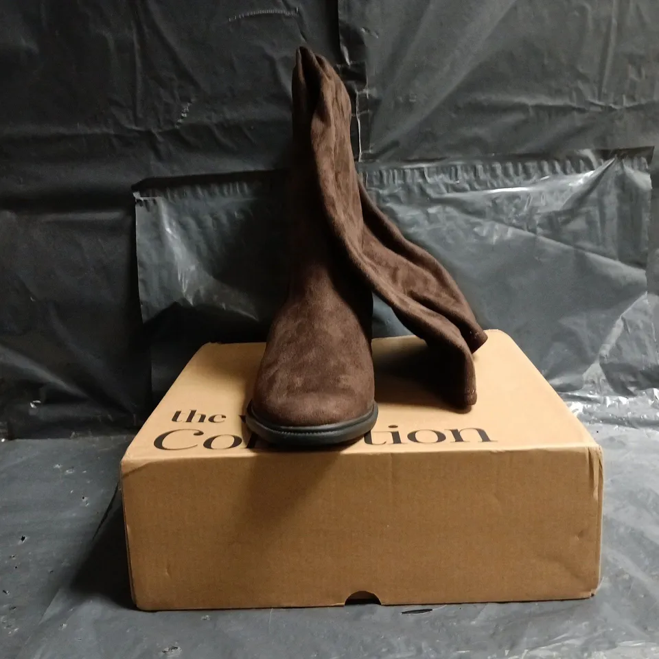 BOXED PAIR OF THE VERY COLLECTION KNEE-HIGH SHOES IN CHOCOLATE BROWN SIZE 7