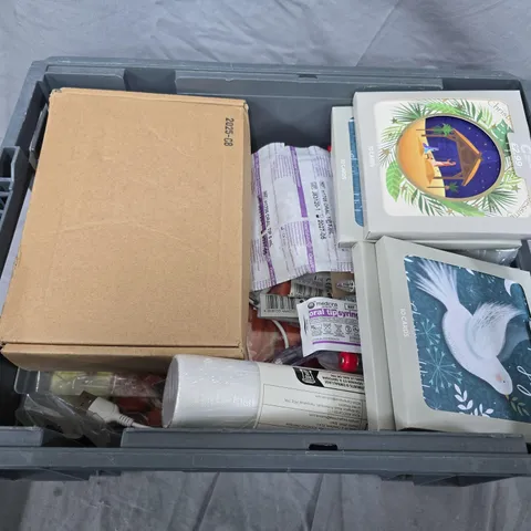 APPROXIMATELY 20 ASSORTED HOUSEHOLD ITEMS TO INCLUDE SAFETY GLOVES, XMAS CARDS AND TOOLS