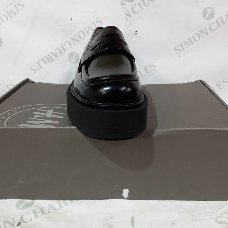 BOXED PAIR OF H&M SLIP ON SHOES IN GLOSSY BLACK EU SIZE 38