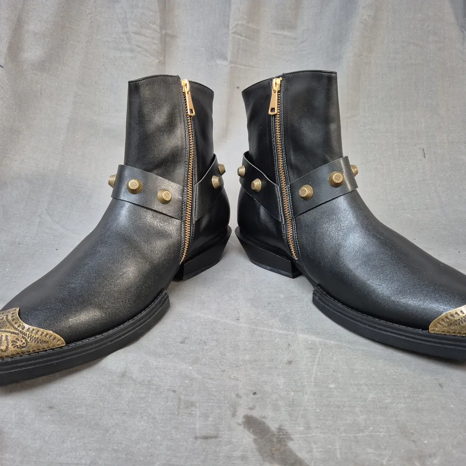 BOXED PAIR OF KOI SOULRENDER MEN'S HARDWARE COWBOY BOOTS IN BLACK/ANTIQUE BRONZE UK SIZE 11