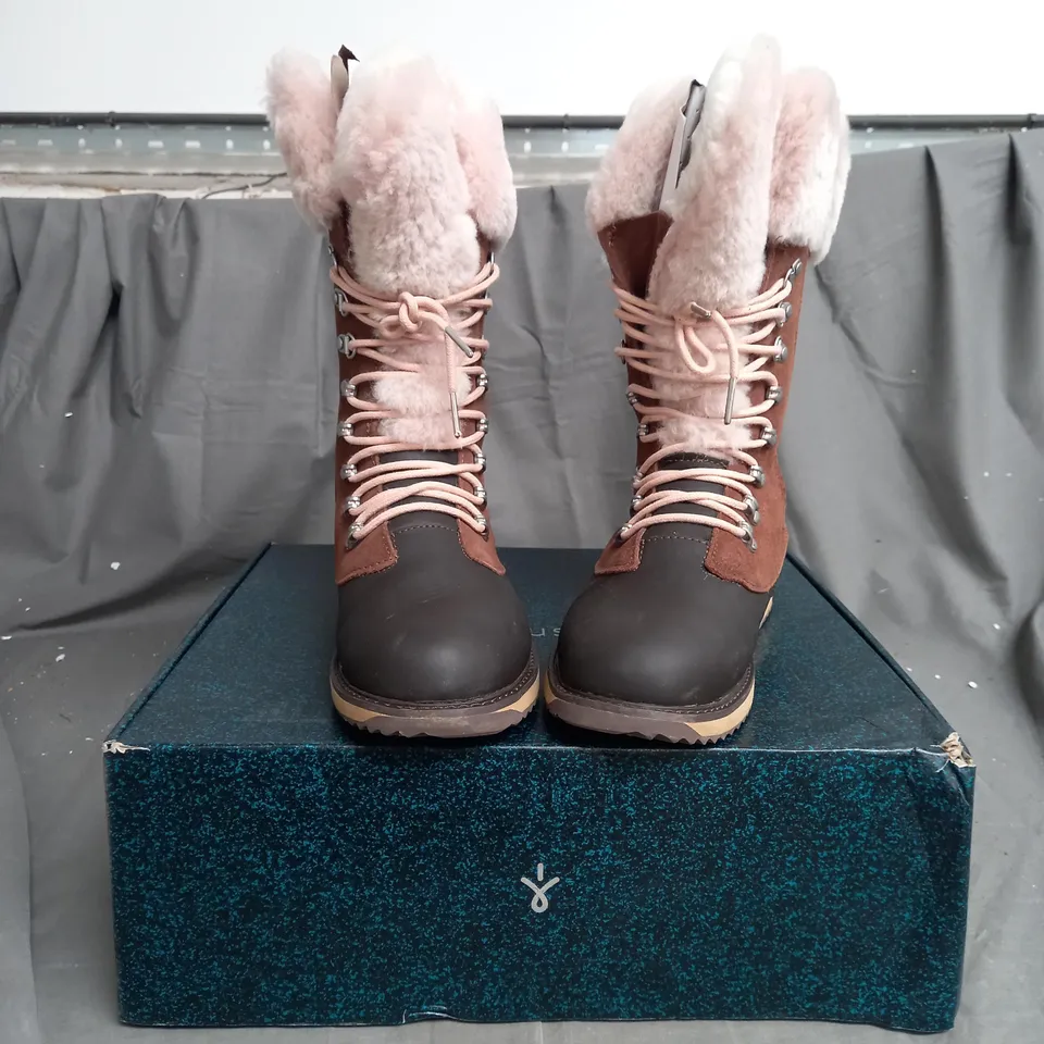 BOXED PAIR OF EMU ALL WEATHER ORICA HI WATERPROOF BOOTS IN OAK/ESPRESSO SIZE 6