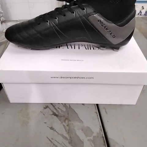 BOXED DREAM PAIR SHOES MENS FOOTBALL STUD BOOTS - BLACK - SIZE: 11