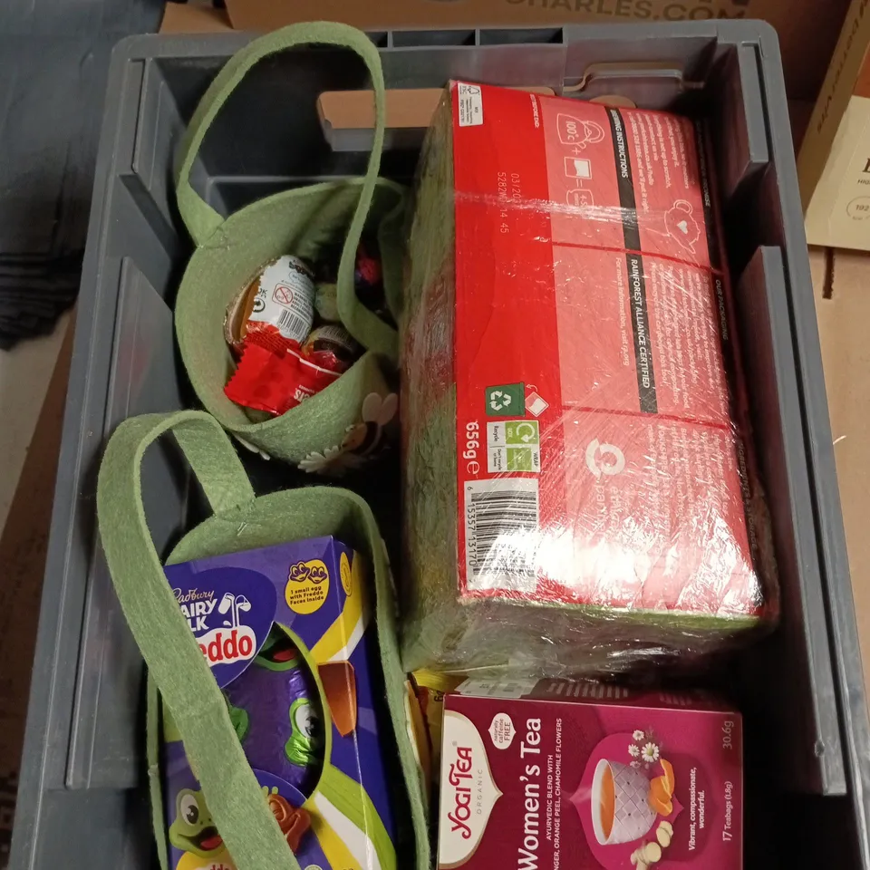 APPROXIMATELY 12 ASSORTED FOOD AND DRINKS ITEMS TO INCLUDE - FREDDO EASTER EGG, BURFORD SEASALT FUDGE, CHOCOLATE BROWNIE PROTEIN BARS ETC 