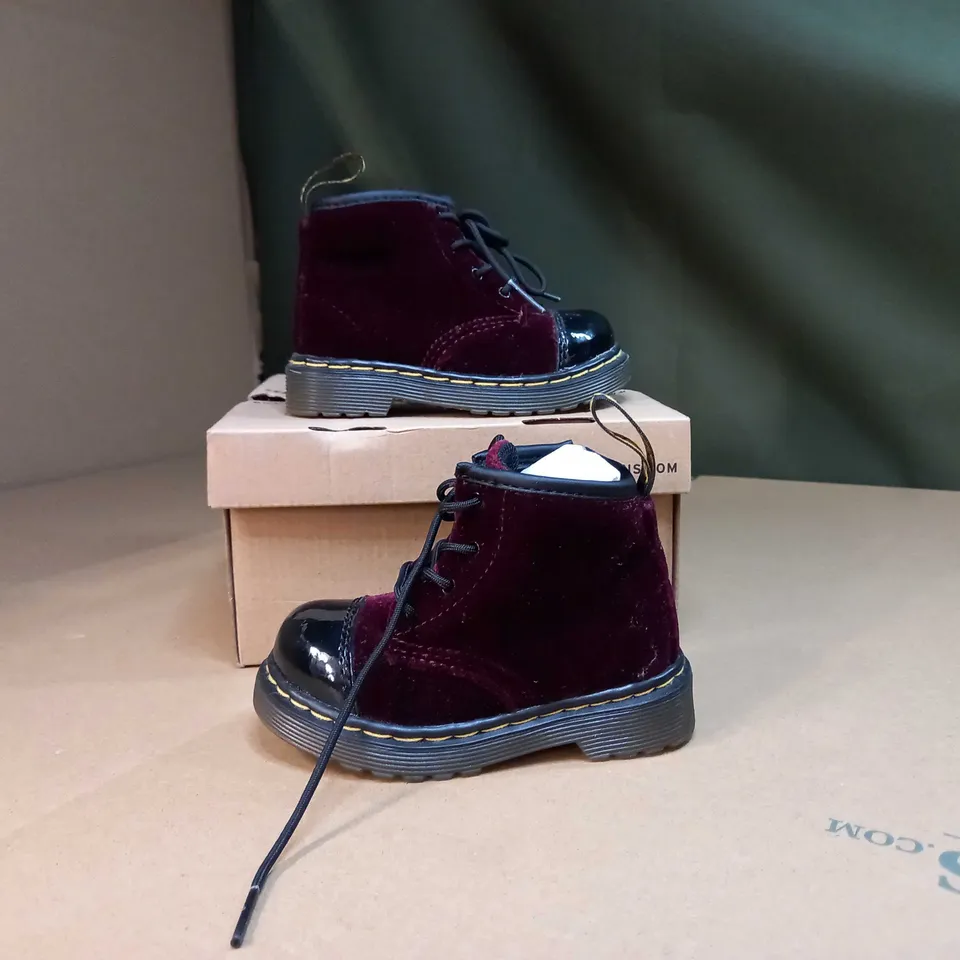 BOXED PAIR OF DR MARTENS BUNNY B BLACK/CHERRY RED JNR BOOTS SIZE CHILD 4