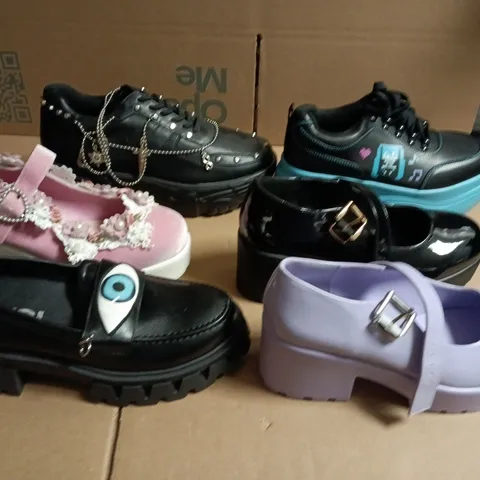 LOT OF APPROXIMATELY 10 ASSORTED PAIRS OF SHOES AND BOOTS IN VARIOUS SIZES