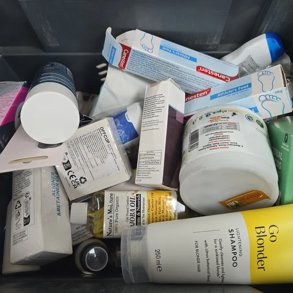 APPROXIMATELY 15 ASSORTED HEALTH & BEAUTY PRODUCTS TO INCLUDE MANCAVE SCALPCARE+ SHAMPOO, JOHN FREIDA GO BLONDER SHAMPOO, EUCERIN DERAMTO CLEAN TONER, ETC - COLLECTION ONLY