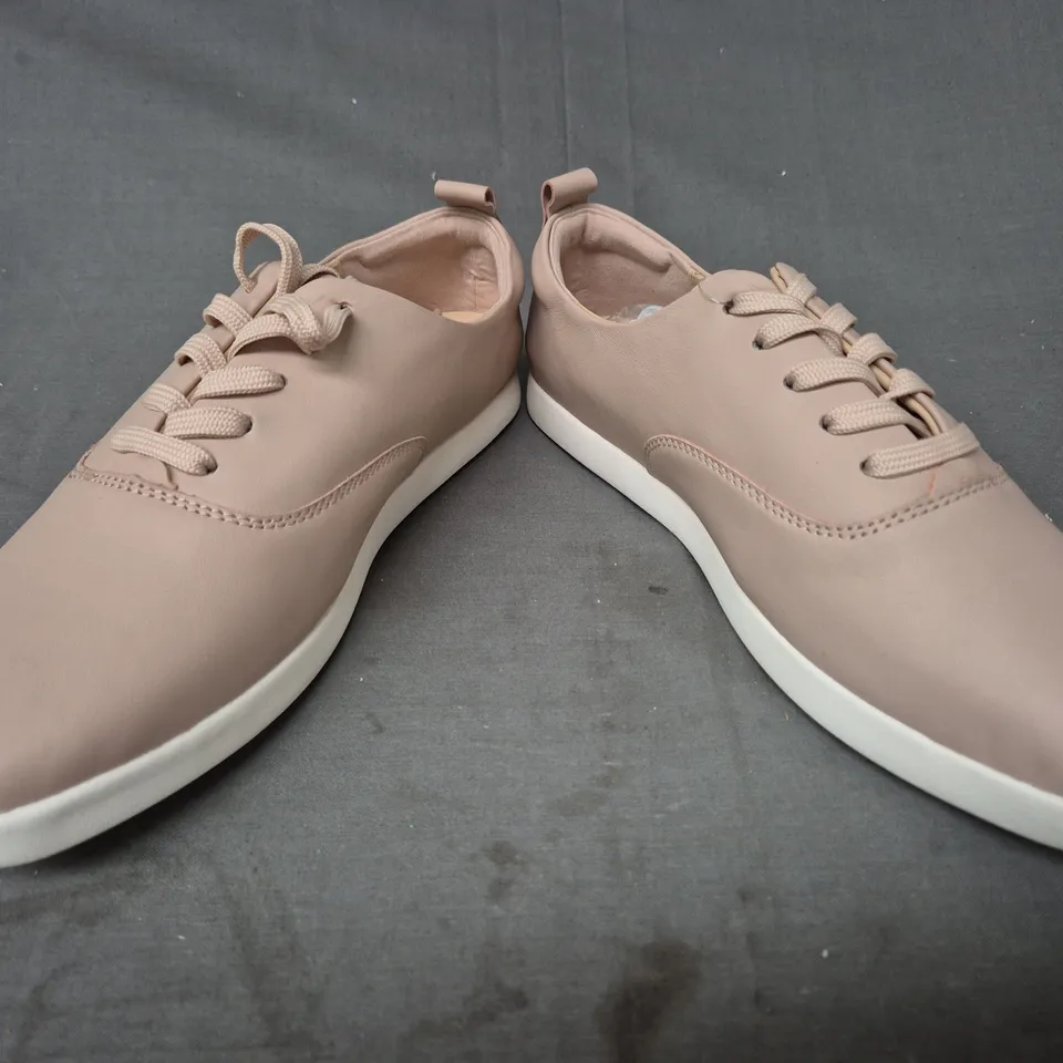 BOXED PAIR OF CLARKS ACELITE SHOES IN BLUSH UK SIZE 8