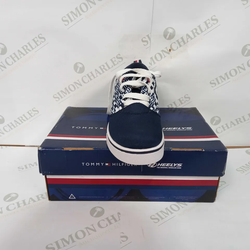 TOMMY HILFIGER / HEELYS PRO 20'S - UK 4