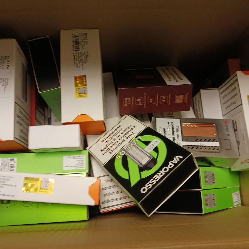 APPROXIMATELY 20 VAPES & E-CIGARETTES TO INCLUDE VAPORESSO ARMOUR S, GEEKVAPE QPOD WENAX Q, INNOKIN ENDURA APEX, ETC