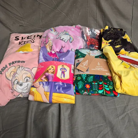 BOX OF APPROXIMATELY 30 ASSORTED KIDS CLOTHING ITEMS TO INCUDE - PYJAMAS, TOPS, DUNGAREES, ETC