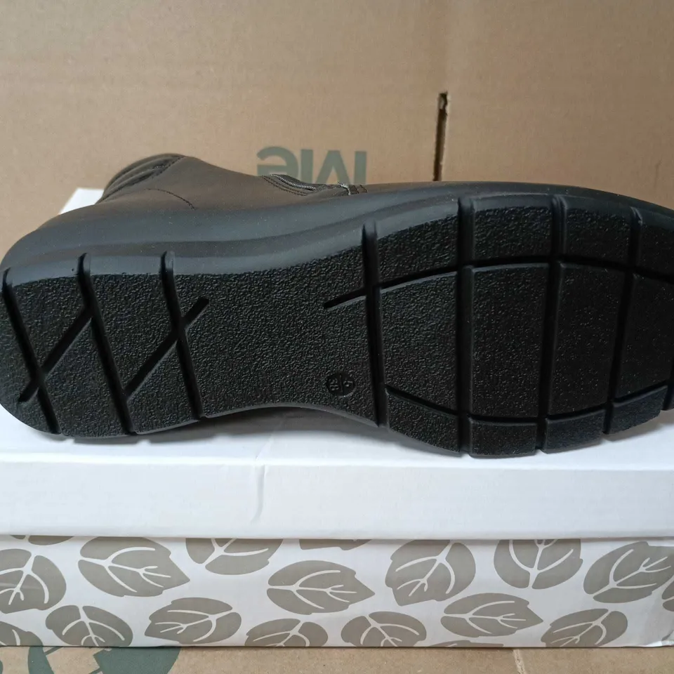 BOXED PAIR OF WOMEN'S BLACK LEATHER-LOOK ANKLE BOOTS WITH SIDE ZIP – SIZE 5