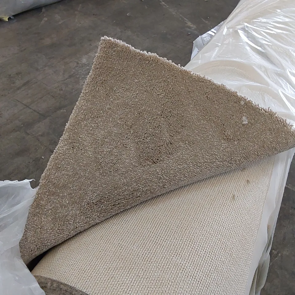 ROLL OF QUALITY EC HEARTLAND KEMPSEY CARPET // SIZE: APPROXIMATELY 4 X 5.15m