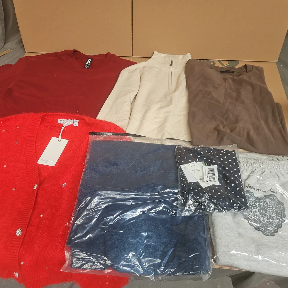 LARGE QUANTITY OF ASSORTED CLOTHING ITEMS TO INCLUDE BRAVE SOUL, ZARA AND GILDAN