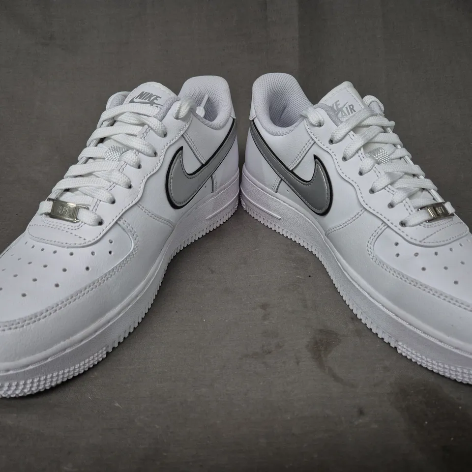 BOXED PAIR OF NIKE WOMEN'S AIR FORCE 1 '07 ESS SHOES IN WHITE/METALLIC SILVER UK SIZE 6