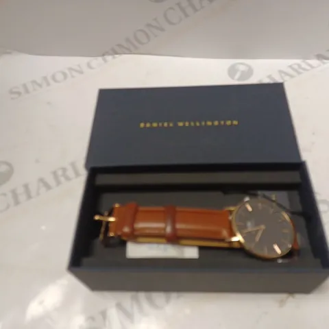 DANIEL WELLINGTON LEATHER STRAP BOXED WATCH