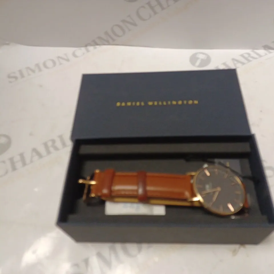 DANIEL WELLINGTON LEATHER STRAP BOXED WATCH 