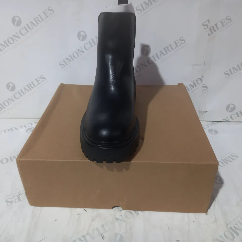 BOXED PAIR OF V BY VERY BOOTS IN BLACK SIZE 6