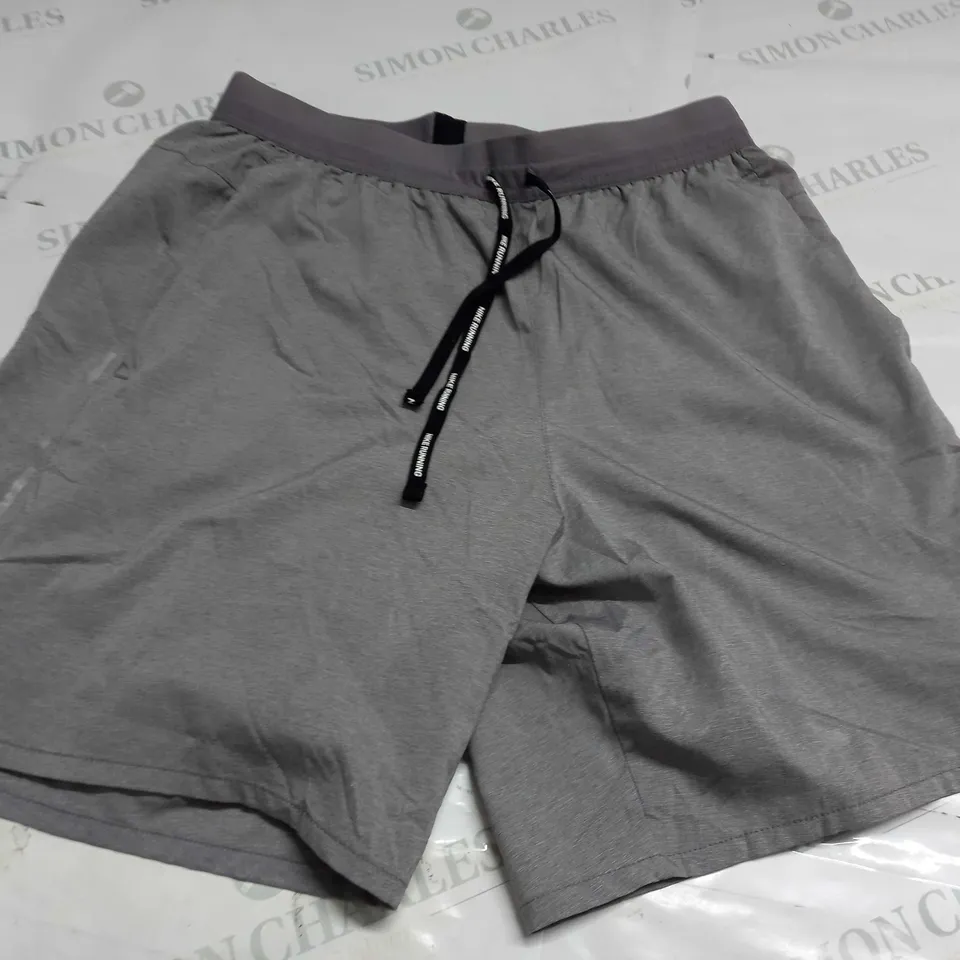 NIKE RUNNIN SHORTS IN GREY - SMALL