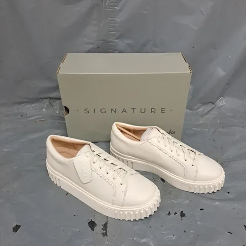 BOXED PAIR OF CLANKS SIGNITURE MAYHILL WALK OFF WHITE LEATHER UK 6