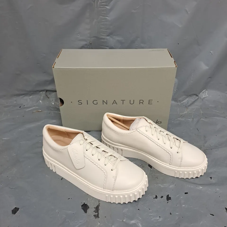 BOXED PAIR OF CLANKS SIGNITURE MAYHILL WALK OFF WHITE LEATHER UK 6