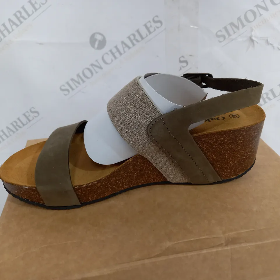 BOXED PAIR OF OAK&HYDE SIZE 40