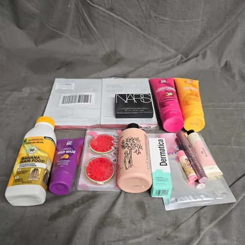 APPROXIMATELY 20 ASSORTED HEALTH & BEAUTY PRODUCTS TO INCLUDE - DERMATICA HYDRATING HYALURONIC ACID SERUM - NARS SETING POWDER - BIO-COLLAGEN REAL DEEP MASK - ETC