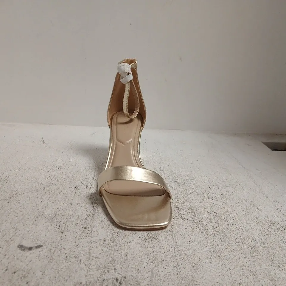 BOXED PAIR OF SEQWL OPEN TOE BLOCK HEEL SANDALS IN METALLIC GOLD SIZE 8