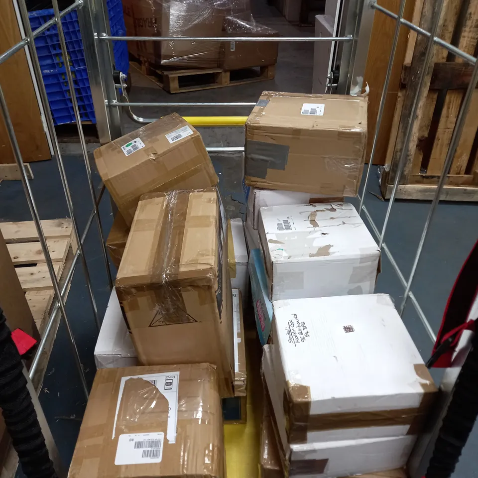 APPROXIMATELY 20 ASSORTED HOUSE HOLD ITEMS TO INCLUDE BEDDING, TOTE BAGS AND A CIOLLAPSIBLE LANTERN  