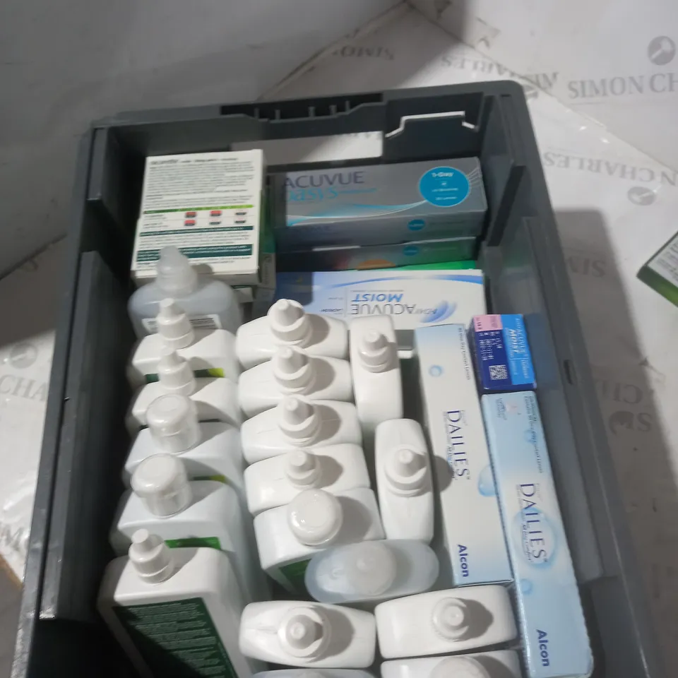 BOX OF APPROXIMATELY 40 ASSORTED CONTACT LENSES AND EYE TREATMENT TO INCLUDE ACUVUE OASYS, EASY VISION AND BIO TRUE