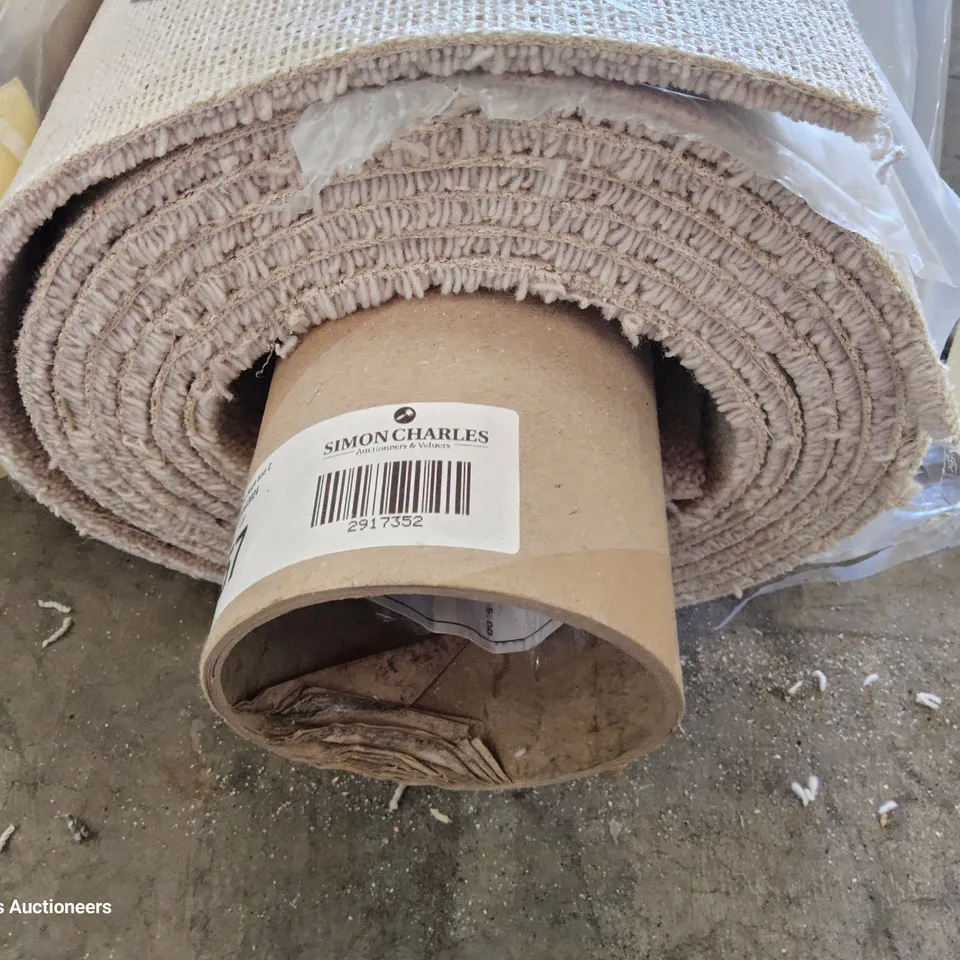 ROLL OF QUALITY TUDOR TWIST CLASSIC MINK CARPET APPROXIMATELY 5M × 4.2M