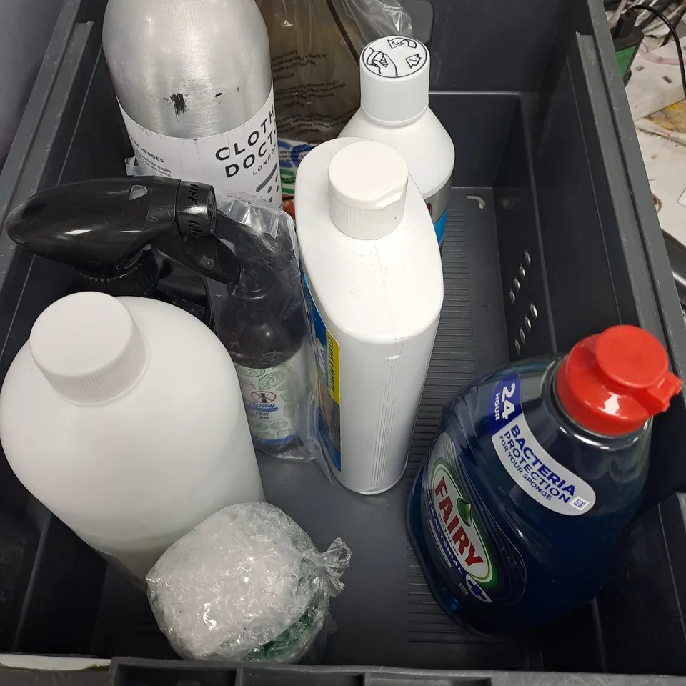 APPROXIMATELY 15 ASSORTED HOUSEHOLD LIQUID PRODUCTS TO INCLUDE - FAIRY PLATINUM DISHWASHING LIQUID - CLOTHES DOCTOR ECO SIGNATURE DETERGENT - TREC LIQUID CHALK - ETC - COLLECTION ONLY