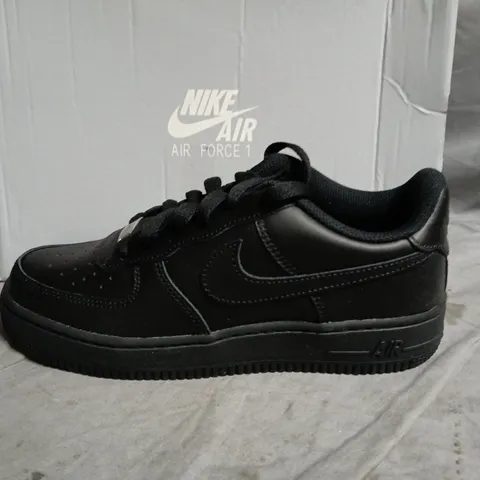 NIKE AIR FORCE 1 LE (GS) BLACK/BLACK – YOUTH UK 5Y