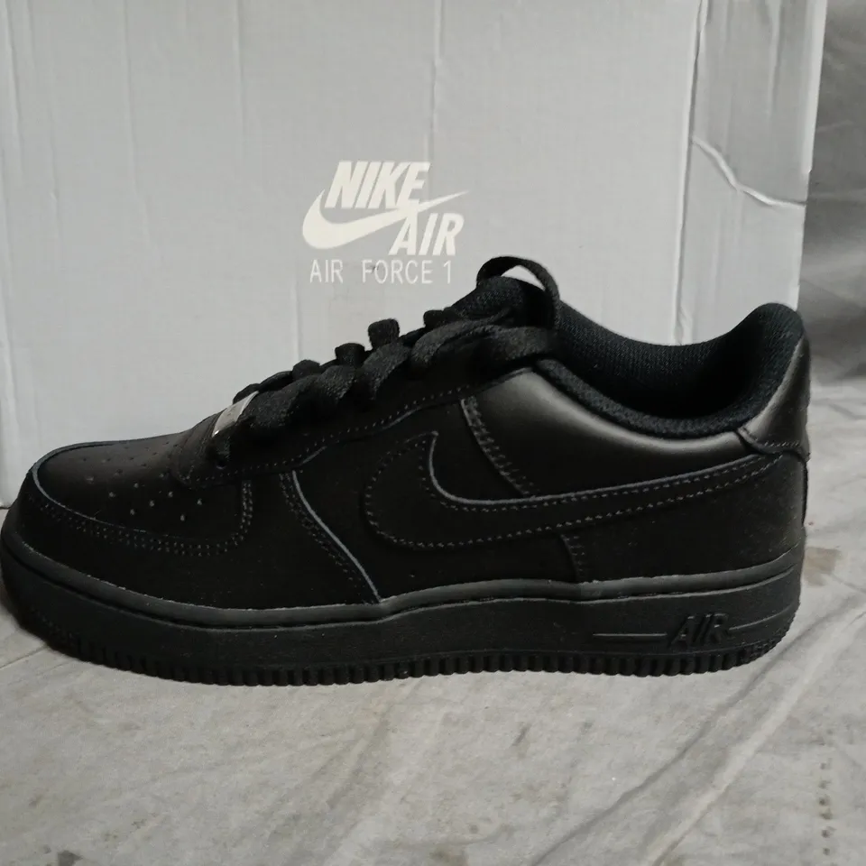 NIKE AIR FORCE 1 LE (GS) BLACK/BLACK – YOUTH UK 5Y