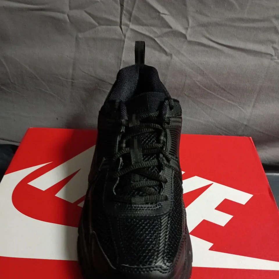 BOXED PAIR OF NIKE VOMERO 5 (GS) KIDS' RUNNING SHOES – UK 5Y, BLACK