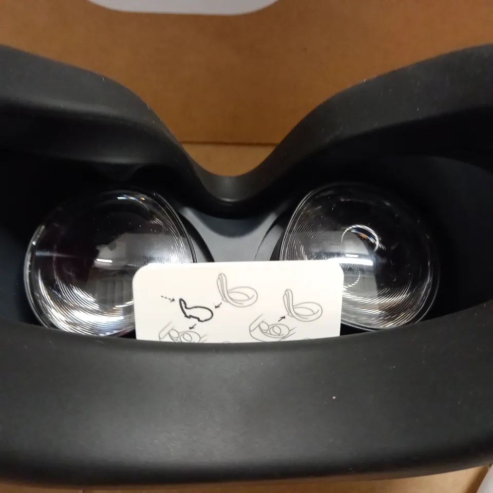 OCULUS QUEST VR HEADSET AND CONTROLLERS